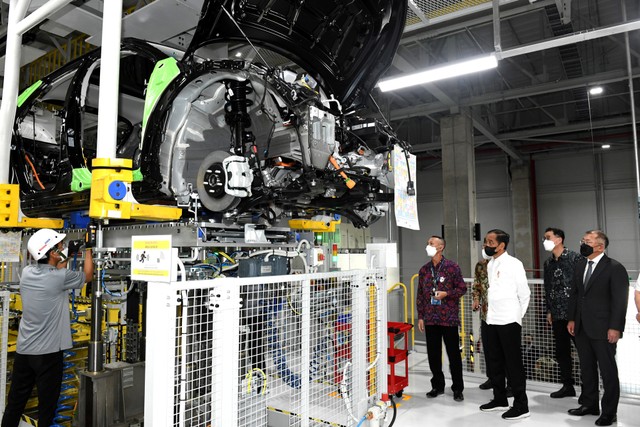 Presiden Joko Widodo meninjau proses perakitan mobil listrik IONIQ 5 di Pabrik Hyundai Motor Manufacturing Indonesia di Bekasi, Jawa Barat, Rabu (16/3/2022). Foto: Biro Setpres/HO ANTARA FOTO