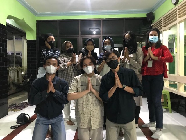 Dokumentasi kebersamaan Kelompok KKNT 86 UPN "Veteran" Jawa Timur dalam melakukan kegiatan bagi takjil 1443H. Sumber: Dokpri
