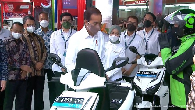 Presiden Jokowi melihat proses penukaran baterai motor listrik sekaligus meresmikan kolaborasi pengembangan ekosistem kendaraan listrik. Foto: Youtube/Sekretariat Presiden