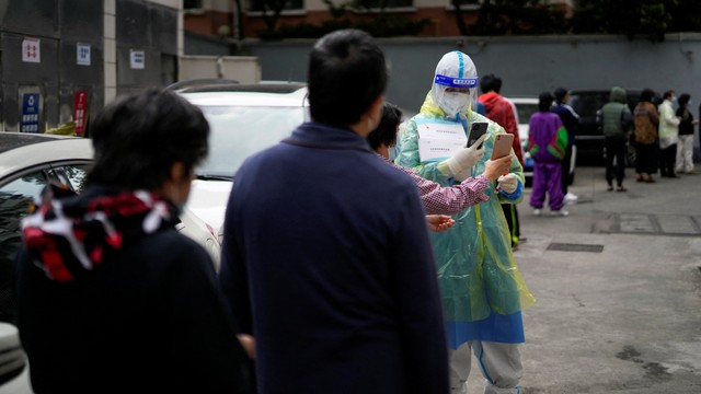 Warga mengantre untuk swab tes COVID-19 saat lockdown di tengah pandemi penyakit coronavirus, di Shanghai, China, Senin (9/5/2022). Foto: Aly Song/REUTERS