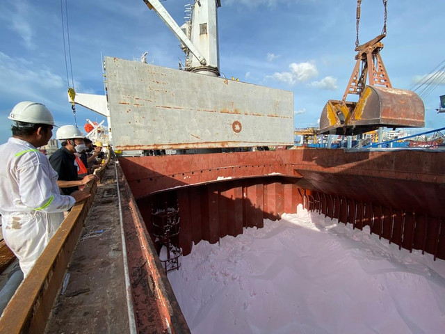 Distribusi pupuk melalui Pelabuhan Soekarno-Hatta Makassar. Foto: Pupuk Indonesia