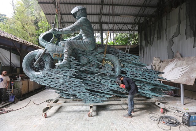 Patung 'Speed' karya Nyoman Nuarta yang kini dalam perjalanan ke Lombok, NTB - IST