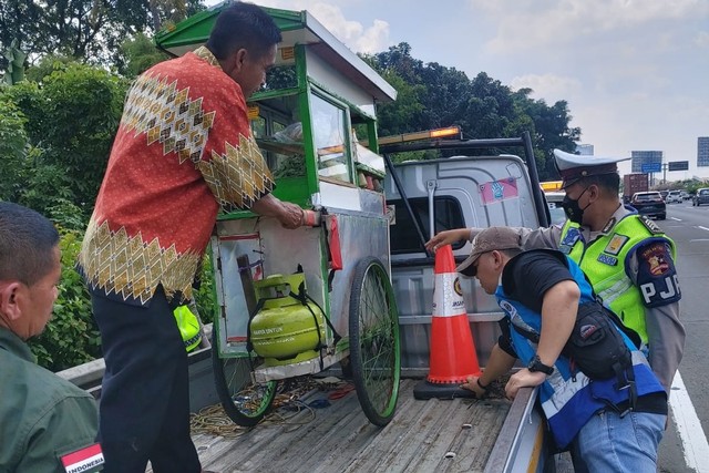 Tukang bakso tersasar masuk tol Jakarta-Tangerang, Jumat (6/5/2022). Foto: Dok. Istimewa