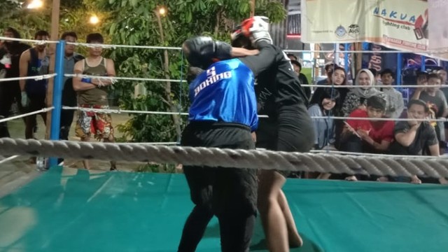 Fun sparing boxing antara beberapa club boxing yang dilaksanakan Nakua Figting Club Palu, Selasa (29/3). Foto: Windy/Tim PaluPoso