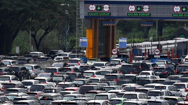 Sejumlah kendaraan antre melintasi Gerbang Tol Cikampek Utama, Kabupaten Purwakarta, Jawa Barat, Kamis (28/4/2022). Foto: M Risyal Hidayat/ANTARA FOTO