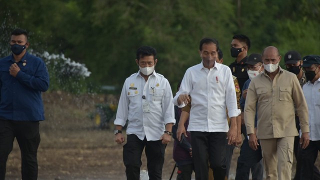 Presiden Joko Widodo didampingi Menteri Pertanian Syahrul Yasin Limpo pada kegiatan food estate yang berada di Desa Fatuketi, Kecamatan Kakuluk Mesak, Kabupaten Belu, Nusa Tenggara Timur, Kamis (24/3/2022). Foto: Kementan RI
