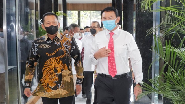 Ketua MPR Bambang Soesatyo mengunjungi Pertamina Integrated Enterprise Command Center (PIECC) dan berbincang dengan Komisaris Utama Pertamina, Basuki Tjahaja Purnama alias Ahok. Foto: MPR RI