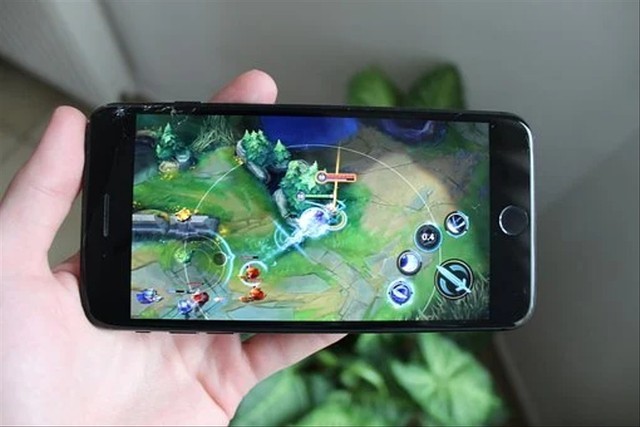 Ilustrasi Game Mobile Legends di Ponsel. Foto: John091/Pixabay