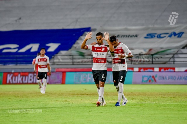 Pemain Madura United, Renan Silva (tengah), menolak selebrasi saat bobol Persija di lanjutan Liga 1, Kamis (17/3). Foto: Situs web resmi Liga Indonesia Baru