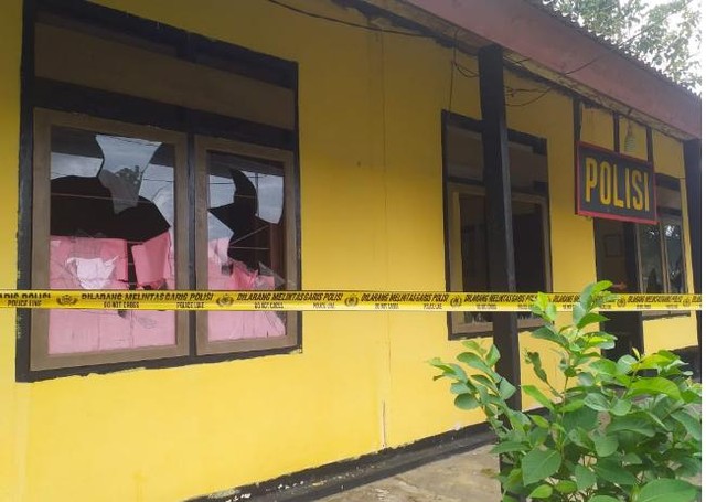 Tampak kantor polisi Polsubsektor di Muna yang dirusaki oleh tiga pemuda. Foto: Al Pagal/kendarinesia.