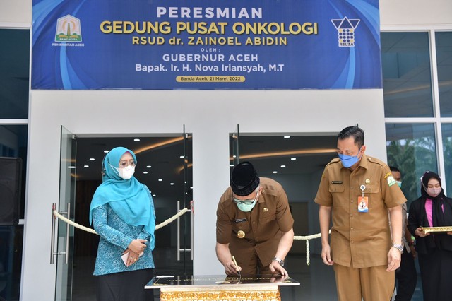 Gubernur Aceh meresmikan Gedung Pusat Onkolodi di kompleks RSUDZA Banda Aceh. Foto: Humas Aceh