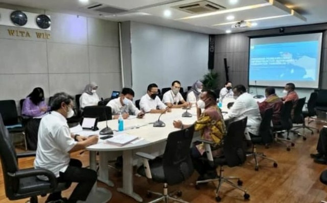 Bupati Tambrauw didampingi Kepala Dinas PU tengah berdiskusi dengan Kementerian PUPR
