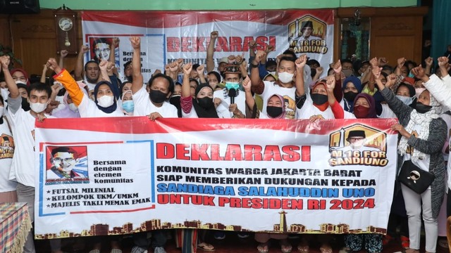 Menparekraf Sandiaga Salahuddin Uno mendapat dukungan dari emak-emak Jakarta Barat yang tergabung dalam relawan Meruya 16 (M16) For Sandiagauno maju sebagai Capres 2024. Foto: Dok. Istimewa