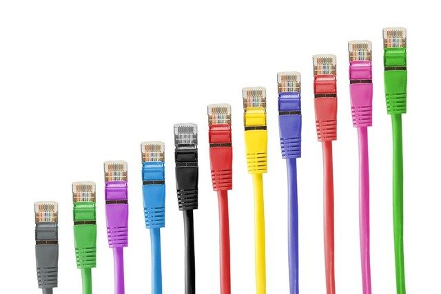 Ilustrasi susunan warna kabel straight dan cross dalam jaringan. Foto: Pixabay.com
