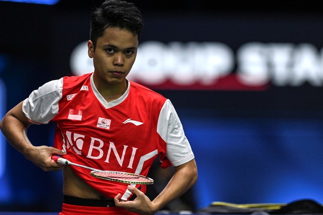 Pebulu tangkis tunggal putra Indonesia Anthony Sinisuka Ginting melawan pebulu tangkis tunggal putra Singapura Loh Kean Yew di partai perdana Grup A Piala Thomas 2022, Minggu (8/5/2022). Foto: M Risyal Hidayat/ANTARA FOTO