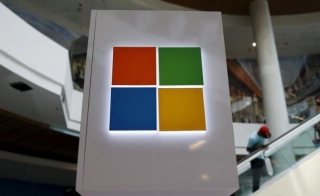 Logo sistem operasi Windows dari Microsoft. Foto: Shannon Stapleton/Reuters/kumparan.