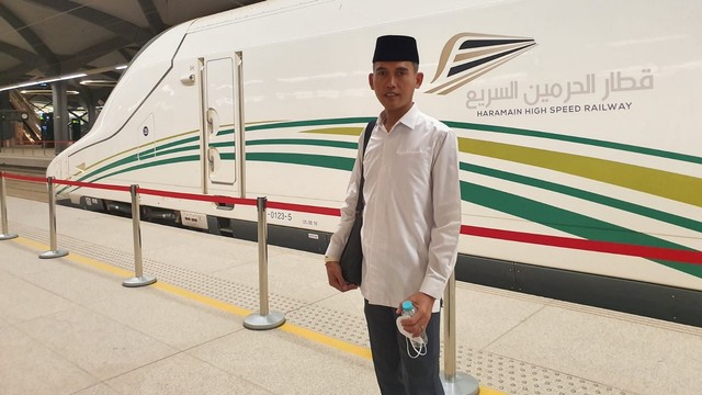 KH Asrorun Niam saat di depan kereta menuju ke Madinah dari Mekkah. Foto: Dok. Pribadi