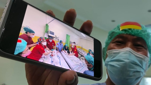 Pihak rumah sakit Prof Kandouw menunjukan gambar bayi kembar siam yang telah selesai dilakukan operasi pemisahan. 