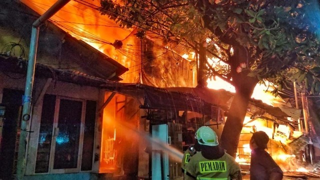 Kebakaran di Pasar Gembrong: 400 Bangunan Terbakar, Kerugian Rp 1,5 Miliar (1)