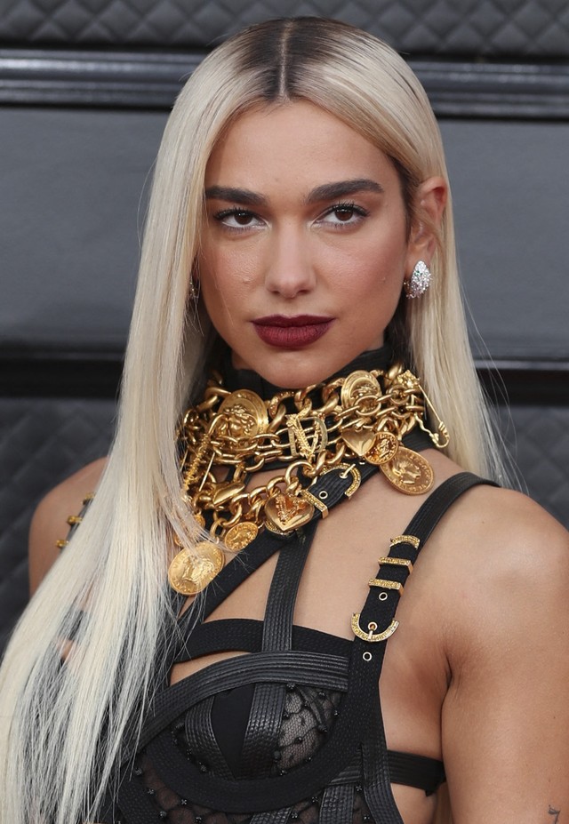 Penyanyi Dua Lipa berpose di karpet merah Grammy Awards Tahunan ke-64 di MGM Grand Garden Arena di Las Vegas, Nevada, AS, 3 April 2022. Foto: REUTERS/Maria Alejandra Cardona