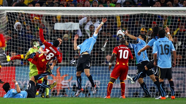 Pemain Uruguay Luis Suarez menangani bola di garis gawang, yang membuatnya dikeluarkan, saat pertandingan Perempat Final Piala Dunia FIFA 2010 Afrika Selatan saat melawan Ghana. Foto: Michael Steele/Getty Images