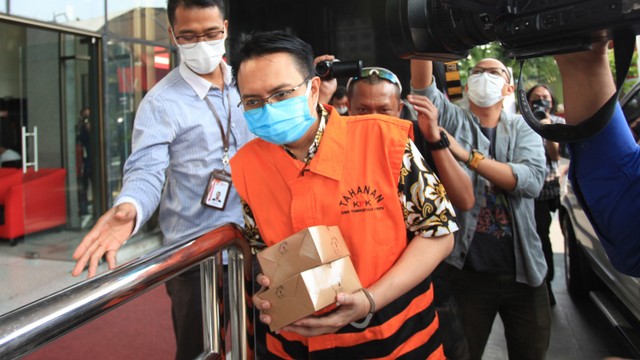 Tersangka Konsultan Pajak PT. Gunung Madu Plantation (GMP) Aulia Imran Maghribi berjalan menuju mobil tahanan usai menjalani pemeriksaan di Gedung Merah Putih KPK, Jakarta, Kamis (14/4/2022). Foto: Reno Esnir/ANTARA FOTO
