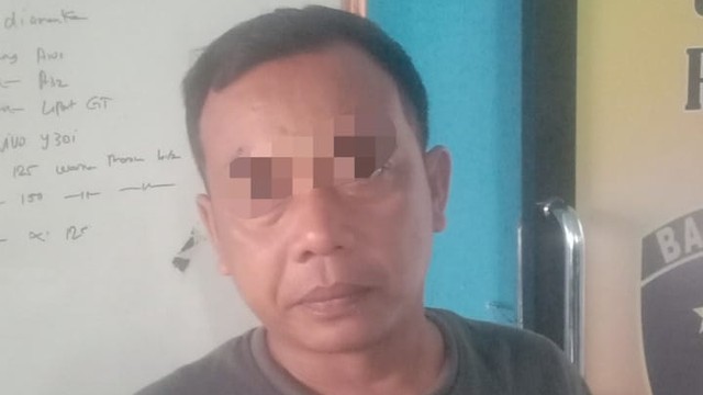 Penadah emas curian di Kota Tebing Tinggi saat ditangkap polisi. Foto: Polres Tebing Tinggi