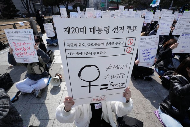 Orang-orang menggelar unjuk rasa mendukung feminisme di Seoul, Korea Selatan, 12 Februari 2022. Foto: Ahn Young-joon/AP Photo
