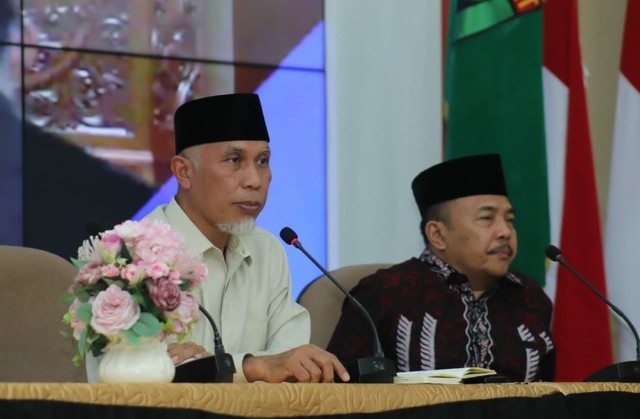 Gubernur Sumatera Barat Mahyeldi bersama Sekretaris Daerah Provinsi Sumatera Barat Hansastri dalam rapat secara virtual di Padang, Rabu 4 Mei 2022. Foto: dok Humas Pemprov