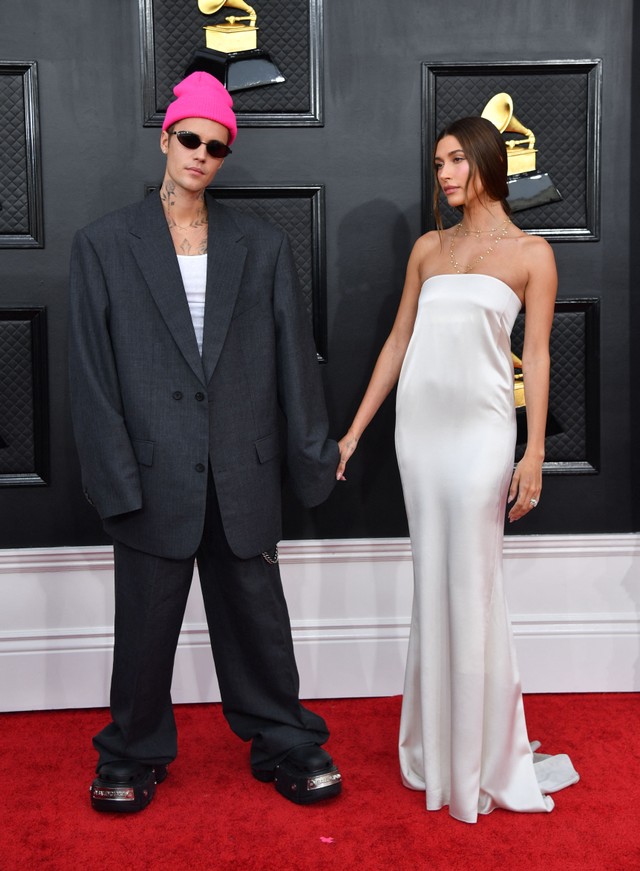 Justin Bieber dan Hailey Baldwin di red carpet Grammy Awards 2022. Foto: Angela Weiss/AFP