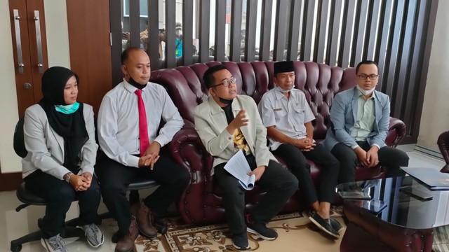 Wabup Bojonegoro Budi Irawanto (pakai songkok hitam), didampingi tim kuasa hukumnya, saat menggelar konferensi pers di ruang kerjanya. Rabu (06/04/2022). (foto: dok istimewa)