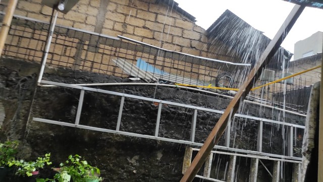 Atap Rumah di Depok Terbang Imbas Hujan Angin Disertai Petir (3)
