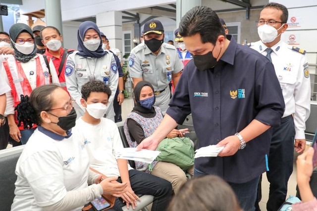 Menteri BUMN Erick Thohir meninjau arus mudik di Stasiun Senen Foto: Dok. Kementerian BUMN