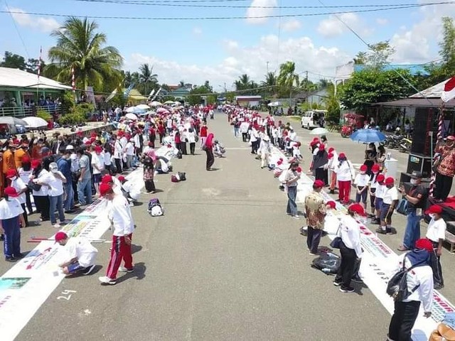 Para pelajar saat mengerjakan perkalian terpanjang dalam momentum HUT Kuala Kapuas dan Pemkab Kapuas. (FOTO: Donny Alfalah).