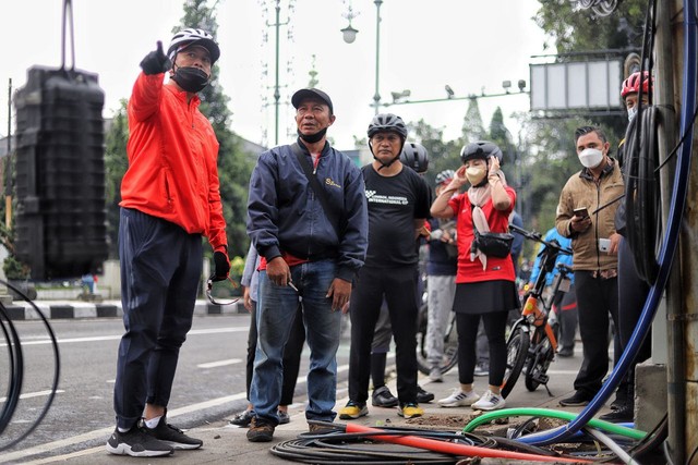 Sekda Kota Bandung, Ema Sumarna (kiri), meninjau proses penanaman kabel ke dalam tanah di sepanjang Jalan Ir.H. Djuanda (Dago). FOTO: Humas Pemkot Bandung