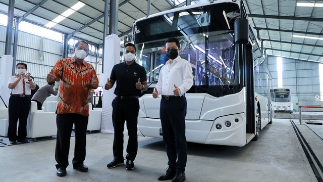 Peresmian fasilitas perakitan bus listrik BYD di karoseri Tri Sakti, Kamis (17/2/2022). Foto: Bakrie Autoparts