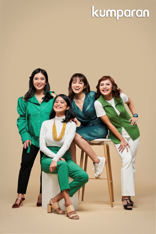 (Kiri-kanan) Astri Yunfia, Director of 4-Wheels and Corporate Strategy of Grab Indonesia; Melinda Savitri, Country Marketing Head of Grab Indonesia; Anindita Rangkuti, Director of GrabMart of Grab Indonesia; Cut Noosy Keumalafajri, Director of Support Operation of Grab Indonesia. Foto: Panji Indra; Fashion Stylist: Erlangga S. Negoro.