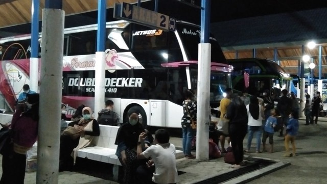 Suasana Terminal Simbuang Mamuju yang mulai dipadati penumpang, Kamis (28/4/2022) malam. Foto: Awal Dion/SulbarKini