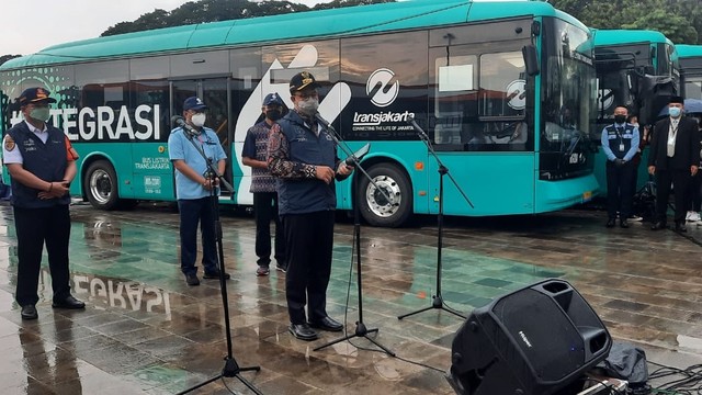Gubernur DKI Jakarta Anies Baswedan (tengah) meresmikan layanan Bus Listrik Transjakarta di Plaza Selatan Monas, Selasa (8/3). Foto: Ave Airiza/kumparan