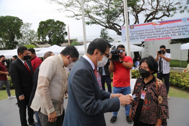 Menteri Hukum dan HAM, Yasonna H. Laoly, menyerahkan paspor beserta izin tinggal special non immigrant visa kepada perwakilan warga negara Indonesia  yang berasal dari warga negara keturunan di Filipina. (Foto: Kemenkumham)