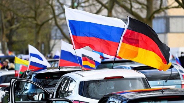 Bendera Rusia dipasang di mobil saat pendukung pro-Rusia berkumpul untuk ambil bagian dalam iring-iringan mobil di Hanover, Jerman pada Minggu (10/4/2022).
 Foto: Fabian Bimmer/REUTERS