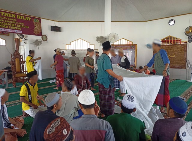 Pesantren Kilat, Warga Binaan Lapas Narkotika Bandar Lampung Bisa Salat Jenazah