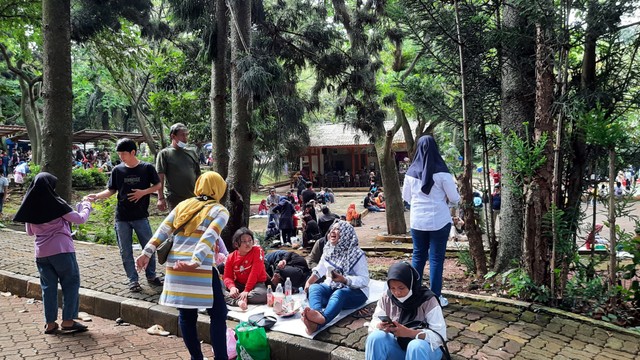 Suasana pengunjung di Kebun Binatang Ragunan, Jakarta, pada libur Lebaran, Selasa (3/5/2022).
 Foto: Andreas Ricky Febrian/kumparan