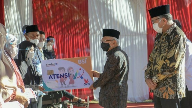 Gubernur Aceh Dampingi Ma'ruf Amin Serahkan BLT Minyak Goreng-PKH ke Warga (7685)