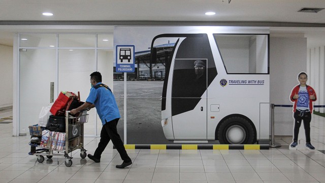Porter membawa barang penumpang di Terminal Terpadu Pulo Gebang, Jakarta, Kamis (14/4/2022). Foto: Dhemas Reviyanto/Antara Foto