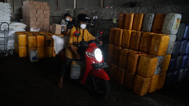 Warga antre membeli minyak minyak goreng curah di gudang distributor di Sleman, D.I Yogyakarta, Jumat (25/3/2022). Foto: Andreas Fitri Atmoko/ANTARA FOTO