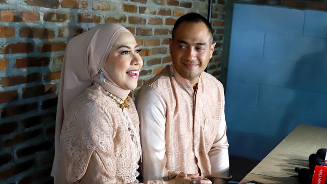 Pasangan artis Vena Melinda dan Ferry Irawan saat konferensi pers usai pernikahannya di kawasan Studio Toha, Ciputat, Tangerang Selatan, Rabu (23/3/2022). Foto: Agus Apriyanto