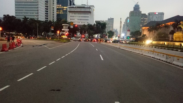 Aparat kepolisian kembali membuka Ruas Jalan Medan Merdeka Barat dan Selatan Pasca Aksi Unjuk Rasa Mahasiswa pada Kamis (21/4/2022). Foto: Aprilandika Pratama/kumparan