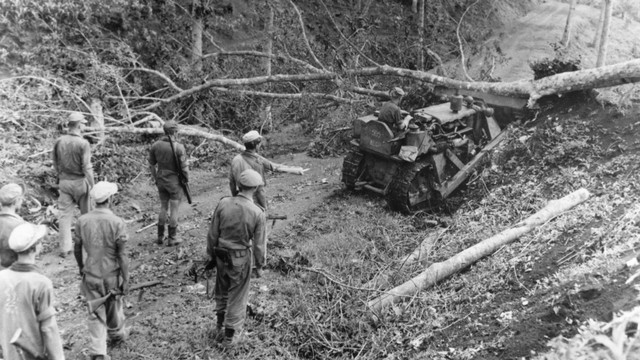 Pasukan Belanda maju di belakang sebuah buldoser di Sumatra, Indonesia, pada 4 Januari 1949. Foto: Keystone/Getty Images