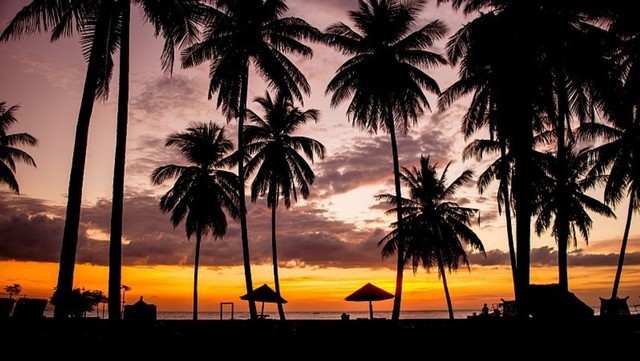 Senja di Pantai Lombang-lombang, Mamuju. Foto: Dok. Hilman
